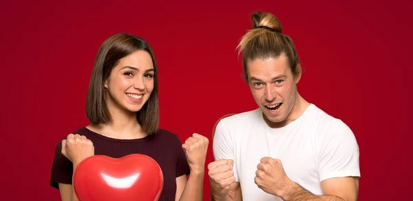 Pareja Día San Valentín Celebrando Una Victoria Posición Ganadora Sobre — Foto de Stock