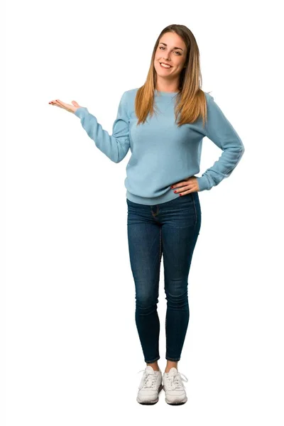 Full Body Blonde Woman Blue Shirt Holding Copyspace Imaginary Palm — Stock Photo, Image