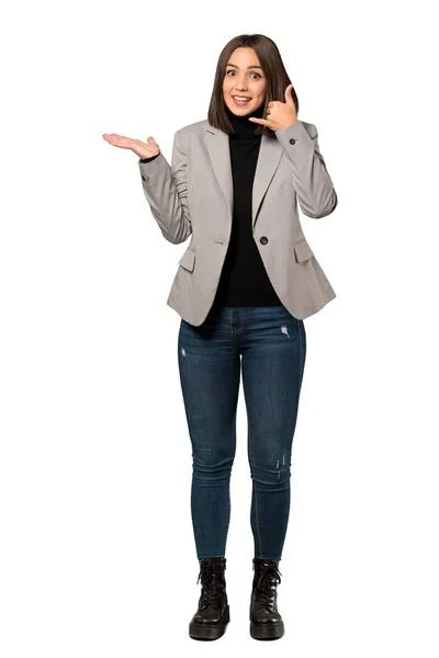 一个年轻的女商人在孤立的白色背景上做电话手势和怀疑的全长镜头 — 图库照片