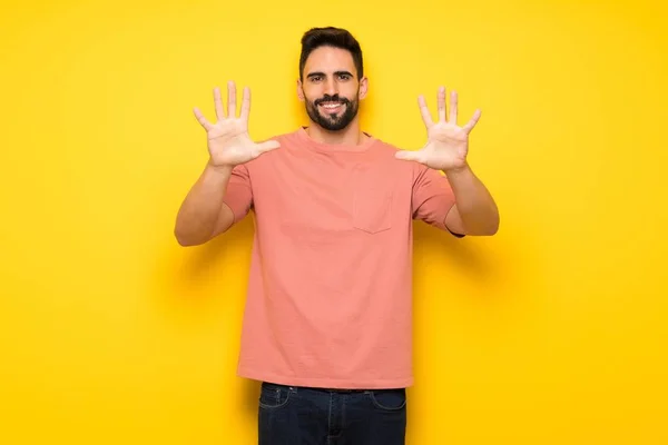 Hombre Guapo Sobre Pared Amarilla Contando Diez Con Los Dedos — Foto de Stock