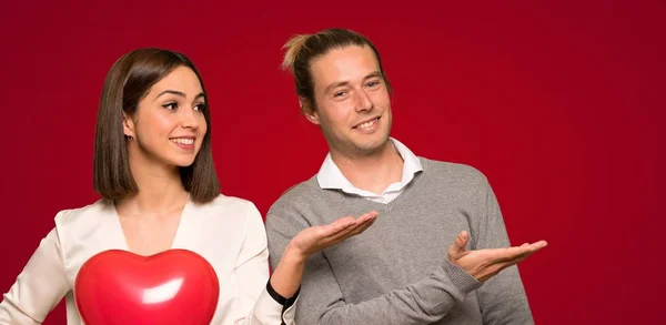 Sevgililer Günü Görünümlü Doğru Kırmızı Arka Plan Üzerinde Gülümseyen Iken — Stok fotoğraf