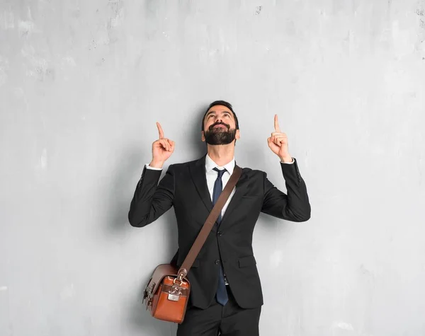 Geschäftsmann Mit Bart Der Mit Dem Zeigefinger Zeigt Eine Großartige — Stockfoto