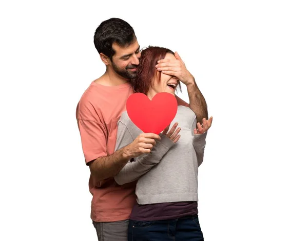 Pareja Día San Valentín Sosteniendo Símbolo Del Corazón Sobre Fondo — Foto de Stock