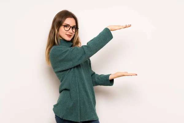 Adolescente Chica Sobre Blanco Pared Celebración Copyspace Para Insertar Anuncio —  Fotos de Stock