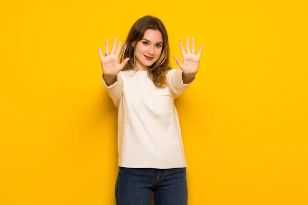 Adolescente Chica Sobre Amarillo Pared Contando Diez Con Los Dedos —  Fotos de Stock