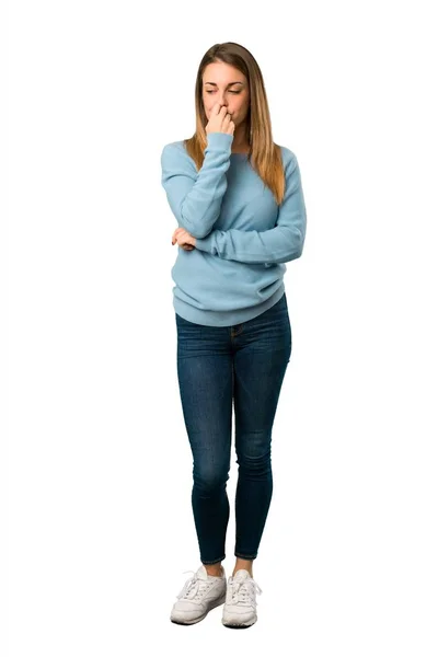 Corpo Inteiro Mulher Loira Com Camisa Azul Com Dúvidas Sobre — Fotografia de Stock