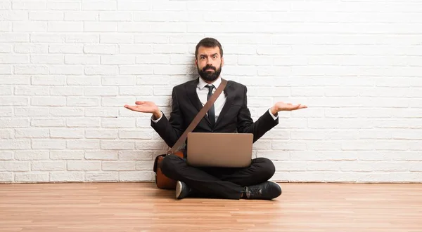 Zakenman Met Zijn Laptop Zittend Vloer Ongelukkig Gefrustreerd Met Iets — Stockfoto