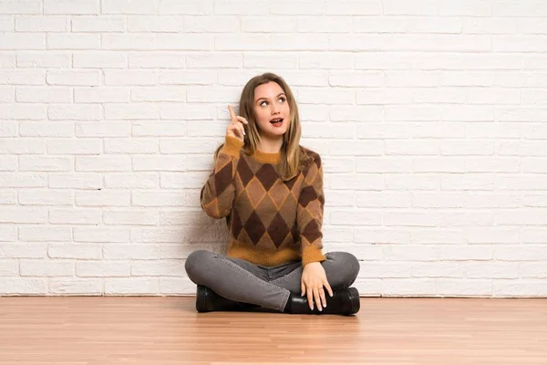 Tiener Meisje Zitten Vloer Van Plan Oplossing Realiseren Terwijl Het — Stockfoto