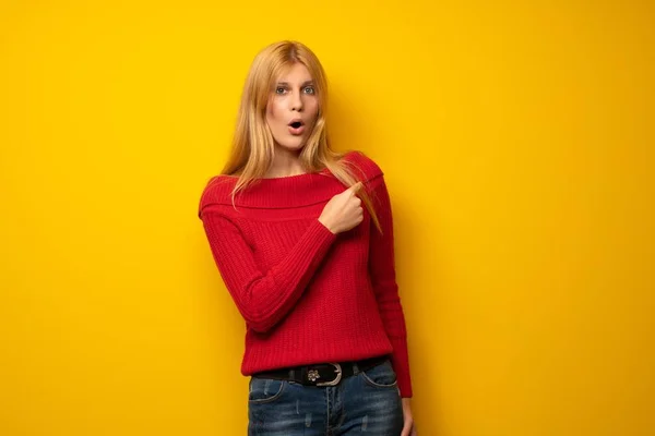 Blond Žena Přes Žlutou Zeď Překvapil Ukázal Boční — Stock fotografie