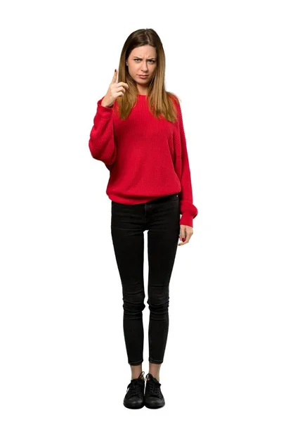 イライラし 分離の白い背景の上前方を向く赤いセーターを持つ若い女性のフルレングス ショット — ストック写真