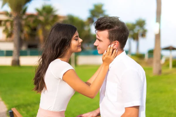 Pareja Joven Aire Libre — Foto de Stock