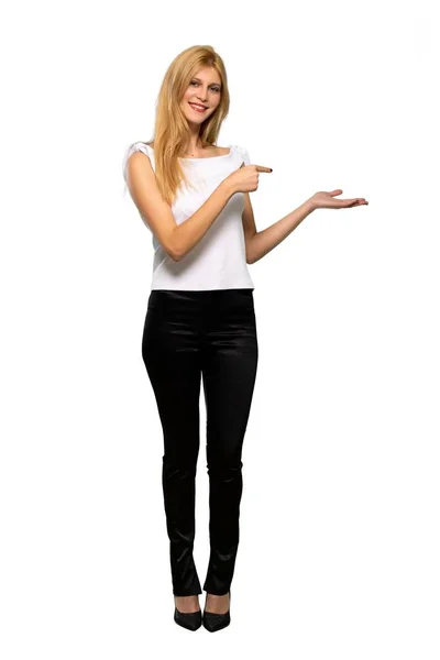 Junge Blonde Frau Mit Kopierraum Imaginäre Auf Der Handfläche Eine — Stockfoto