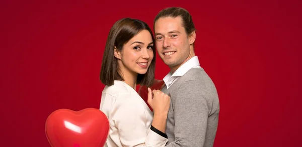 Glückliches Paar Valentinstag Vor Rotem Hintergrund — Stockfoto