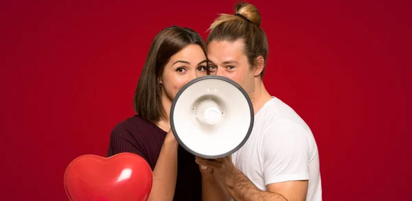 Sevgililer Günü Bağırmak Bir Megafon Kırmızı Bir Arka Plan Üzerinde — Stok fotoğraf