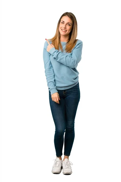 Hela Kroppen Blond Kvinna Med Blå Skjorta Pekar Till Sida — Stockfoto