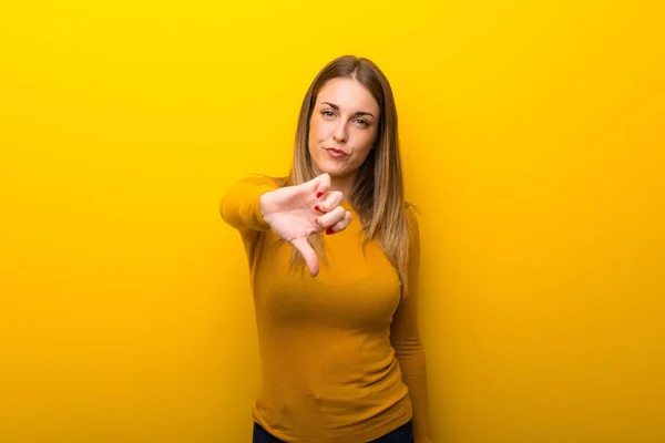 Jonge Vrouw Gele Achtergrond Weergegeven Duim Omlaag Bord Met Negatieve — Stockfoto