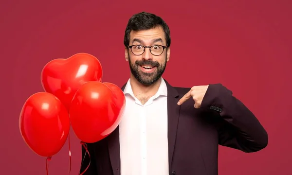 Mann Valentinstag Mit Überraschendem Gesichtsausdruck Über Rotem Hintergrund — Stockfoto