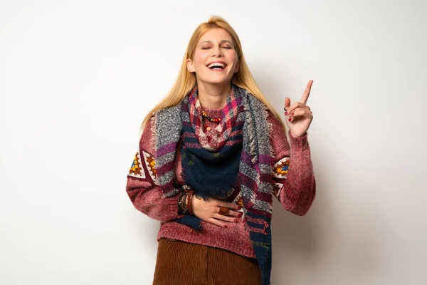 Hippie Kvinna Över Vit Vägg Leende Mycket — Stockfoto