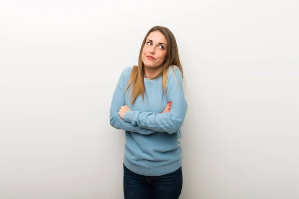 Mujer Rubia Sobre Fondo Blanco Aislado Haciendo Gestos Dudas Mientras — Foto de Stock