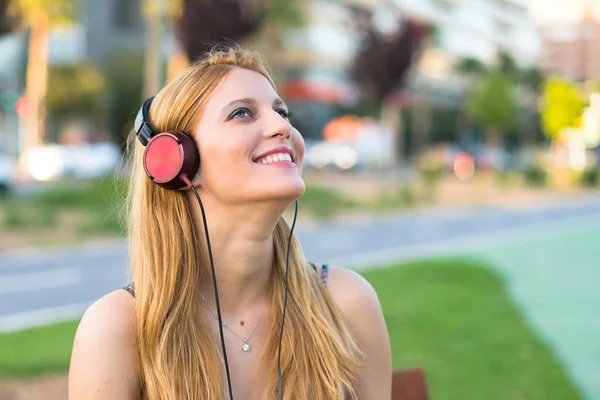 Ευτυχής Όμορφη Νεαρή Έφηβο Κορίτσι Ένα Πάρκο Ακούτε Μουσική Ακουστικά — Φωτογραφία Αρχείου