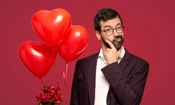 Hombre Día San Valentín Sonriendo Mirando Frente Con Cara Confiada —  Fotos de Stock