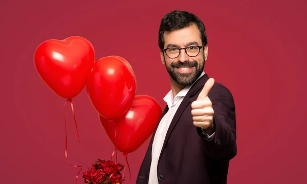 Mann Valentinstag Mit Einer Daumen Hoch Geste Weil Auf Rotem — Stockfoto