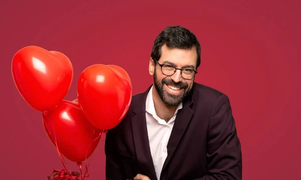 Uomo San Valentino Che Tiene Braccia Incrociate Sorridendo Sullo Sfondo — Foto Stock