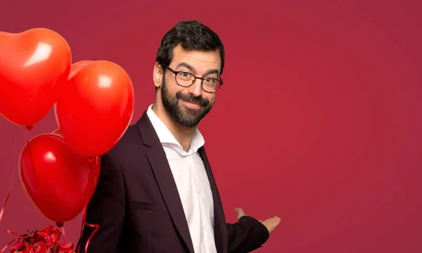 Mann Valentinstag Zeigt Zurück Und Präsentiert Ein Produkt Auf Rotem — Stockfoto