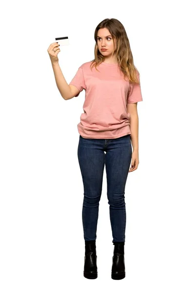 Celovečerní Snímek Dospívající Dívka Růžový Svetr Kreditní Kartu Bez Peněz — Stock fotografie