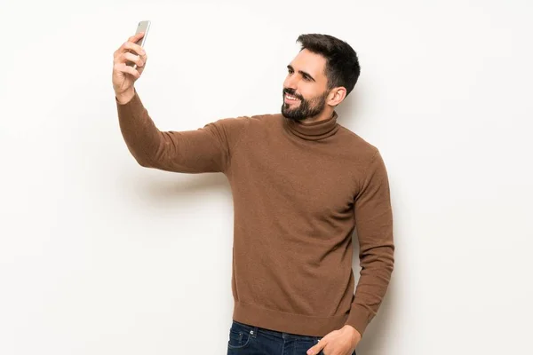 Schöner Mann Über Weiße Wand Macht Ein Selfie — Stockfoto