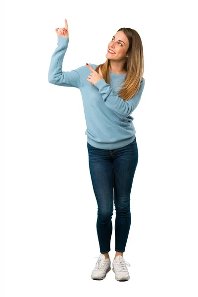 Corpo Pieno Donna Bionda Con Camicia Blu Che Punta Con — Foto Stock