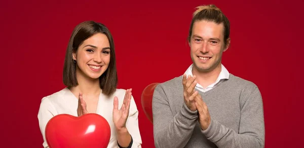 Couple Valentine Day Applauding Presentation Conference Red Background — Stock Photo, Image