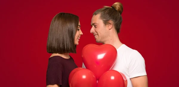 Para Walentynki Balonów Kształcie Serca Czerwonym Tle — Zdjęcie stockowe