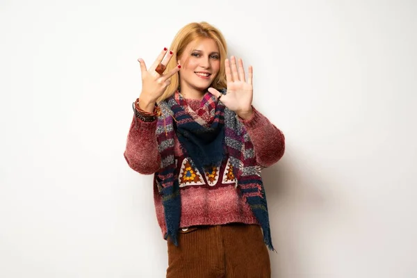 Hippie Kvinna Över Vit Vägg Räknar Nio Med Fingrar — Stockfoto