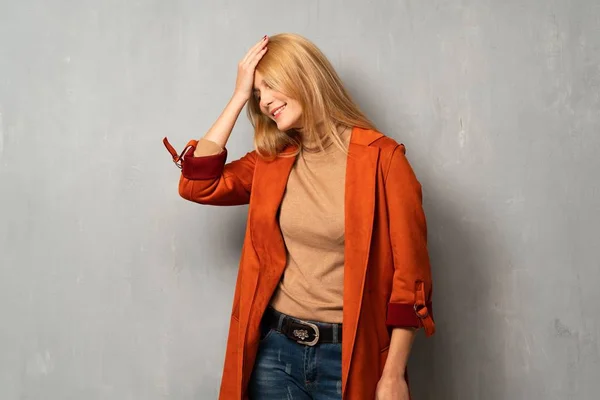 Frau Mit Strukturiertem Hintergrund Hat Gerade Etwas Erkannt Und Die — Stockfoto