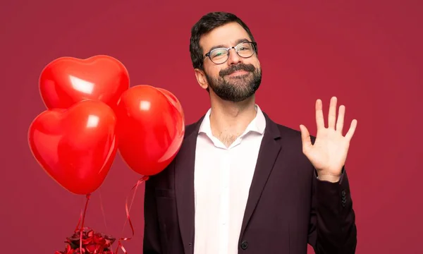 Uomo San Valentino Saluto Con Mano Con Felice Espressione Sfondo — Foto Stock