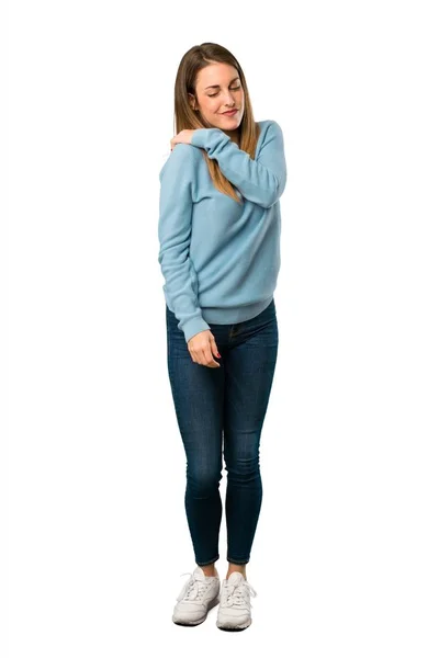 Corpo Inteiro Mulher Loira Com Camisa Azul Sofrendo Dor Ombro — Fotografia de Stock