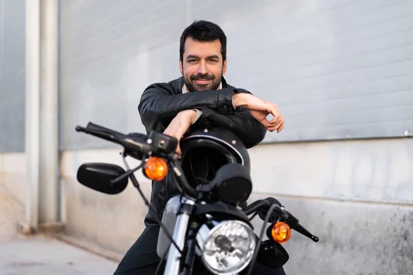 Junger Mann Auf Einem Motorrad — Stockfoto