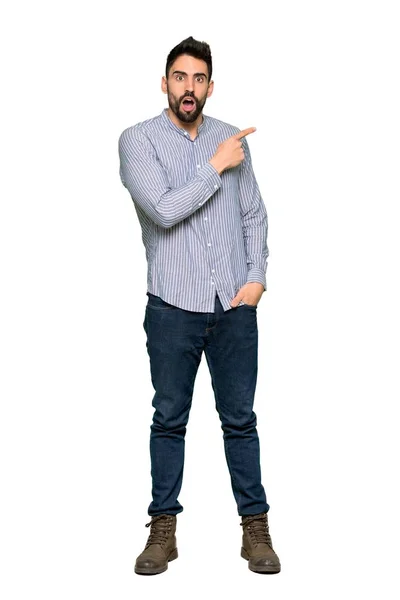 Tiro Completo Homem Elegante Com Camisa Surpreendida Apontando Lado Fundo — Fotografia de Stock