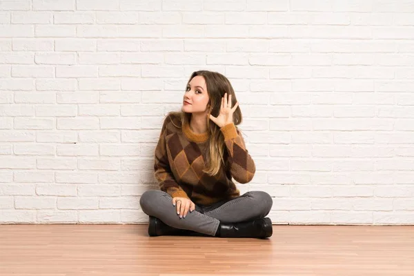 Tiener Meisje Zitten Vloer Luisteren Naar Iets Door Hand Het — Stockfoto