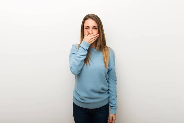 Mulher Loira Fundo Branco Isolado Cobrindo Boca Com Mãos Para — Fotografia de Stock