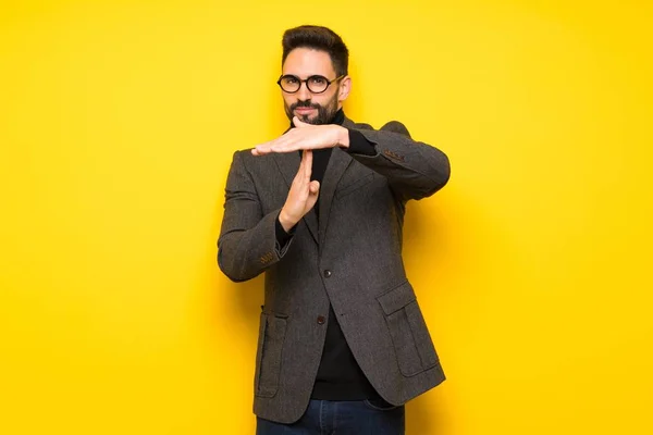 Hombre Guapo Con Gafas Haciendo Gesto Parada Con Mano Para —  Fotos de Stock