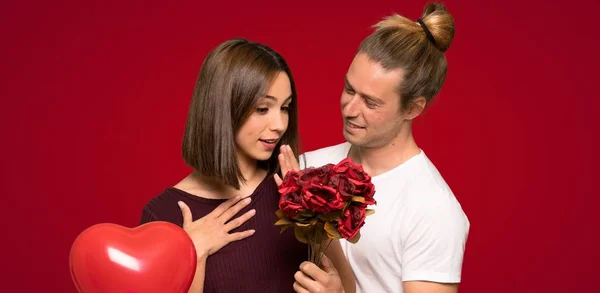 Pareja Día San Valentín Con Flores Sobre Fondo Rojo — Foto de Stock