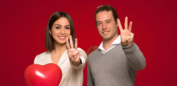 Pár Valentine Den Šťastná Počítání Tři Prsty Červeném Pozadí — Stock fotografie