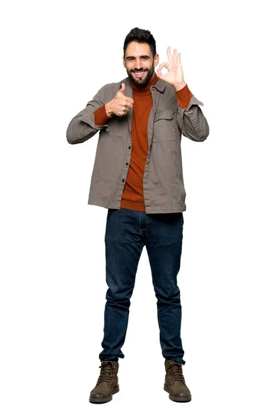 ひげと サインを表示と分離の白い背景の上のジェスチャーを親指を与えるとハンサムな男のフルレングスのショット — ストック写真