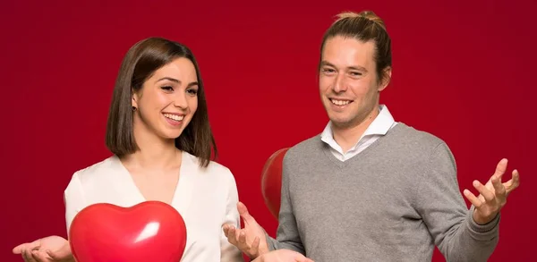 Couple Valentine Day Smiling Red Background — Stock Photo, Image