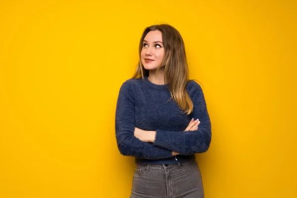 Adolescente Sur Mur Jaune Levant Les Yeux Tout Souriant — Photo