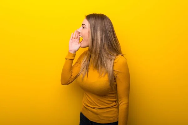 Mladá Žena Žlutém Pozadí Křičí Pusou Dokořán Příčném — Stock fotografie