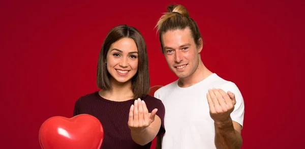 Paar Valentinstag Lädt Mit Hand Über Rotem Hintergrund Zum Kommen — Stockfoto