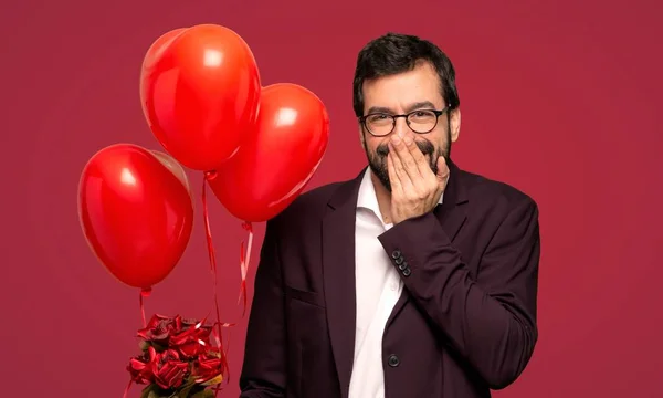 Mann Valentinstag Lächelt Viel Während Den Mund Über Rotem Hintergrund — Stockfoto